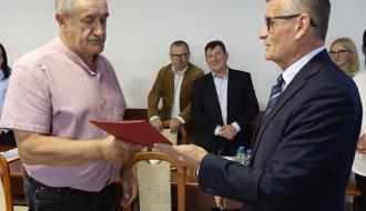 Władysław Węgrecki (po lewej) odbiera od Burmistrza Drzewicy Janusza Reszelewskiego zaświadczenie o wyborze na sołtysa Jelni