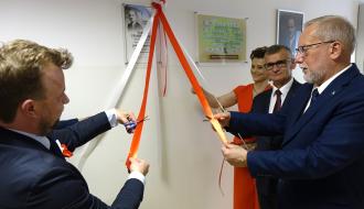 Odsłonięcie tablicy upamiętniającej uroczystość. Wstęgi przecinają – od lewej: przedstawiciel rodziny patrona, Dyrektor SP w Brzustowcu Barbara Stolarczyk, Burmistrz Drzewicy Janusz Reszelewski i Łódzki Wicekurator Oświaty Jarosław Krajewski.