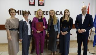 Pamiątkowa fotografia realizatorów projektu grantowego ze Szkoły Podstawowej w Brzustowcu z Zastępcą Burmistrza Drzewicy Dominikiem Niemirskim i Przewodnicząca Młodzieżowej Rady Miejskiej w Drzewicy Nikolą Najman