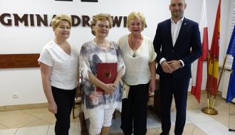 Od lewej stoją: Dyrektor MGOPS w Drzewicy Marta Woźniak, pani Danuta Biedrowska, Przewodnicząca Miejskiej Rady Seniorów Barbara Oliwa i Zastępca Burmistrza Drzewicy Dominik Niemirski
