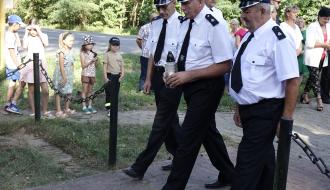 Ze zniczem pod obelisk zmierza trzyosobowa delegacja OSP