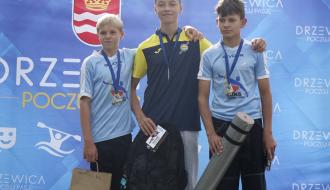 Podium w C-1m młodzików. W środku zwycięzca Tomasz Reguła