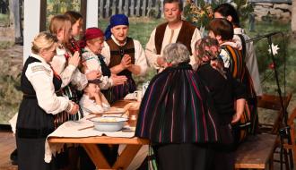 Na scenie dziesięcioosobowa grupa ze Stowarzyszenia „Moje Tradycje i Innowacje” w Żardkach, wykonująca program pt. „Dzień wigilijny”