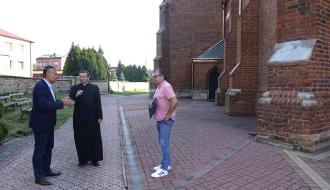W spotkaniu przy kościele uczestniczą Burmistrz Drzewicy Janusz Reszelewski, Proboszcz Parafii w Drzewicy ks. kan. Adam Płuciennik i Kierownik Referatu Gospodarki Komunalnej, Budownictwa i Inwestycji Urzędu Miejskiego w Drzewicy Jarosław Bomba