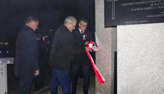Odsłonięcia Pomnika Pamięci dokonują – od prawej: Burmistrz Drzewicy Janusz Reszelewski, Wicewojewoda Łódzki Marek Mazur, Członek Zarządu Województwa Łódzkiego Artur Bagieński