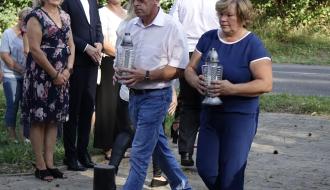 Ze zniczami pod obelisk zmierza dwuosobowa delegacja mieszkańców Żardek
