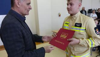 Burmistrz Drzewicy Janusz Reszelewski gratuluje Krzysztofowi Barskiemu pierwszego miejsca w starszej grupie wiekowej
