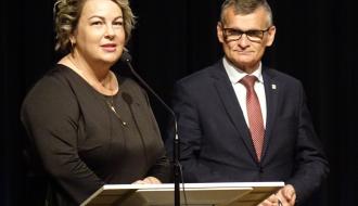 Przy mikrofonie Dyrektorka Delegatury Kuratorium Oświaty w Łodzi z siedzibą w Piotrkowie Trybunalskim Katarzyna Glincer-Woźny oraz Burmistrz Drzewicy Janusz Reszelewski
