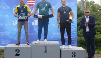 Podium w C-1m open. Od lewej: Michał Franczak, Piotr Szczepański, Szymon Zawadzki. Przy podium z prawej Burmistrz Drzewicy Janusz Reszelewski