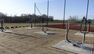 Siłownia plenerowa na placu przyszkolnym w Domasznie