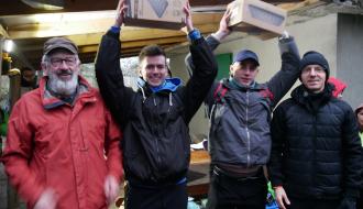 Uroczyste wręczenie nagród rzeczowych, W środku Aleksander Kopczyński i Maciej Bartos trzymający w górze pudełka z materacami. Po lewej Sekretarz Zarządu LGD Witold Chotecki, po prawej Prezes LGD Waldemar Pęczkowski.