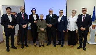 Pamiątkowa fotografia Prof. Jadwigi Dwilewicz-Trojaczek z I Wicewojewodą Łódzkim Markiem Mazurem, Honorowym Obywatelem Drzewicy Krzysztofem Kołomańskim i władzami samorządowymi Gminy Drzewica.