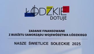 ablica informująca o sfinansowaniu zadania ze środków Samorządu Województwa Łódzkiego w ramach programu „Nasze świetlice sołeckie 2025”.