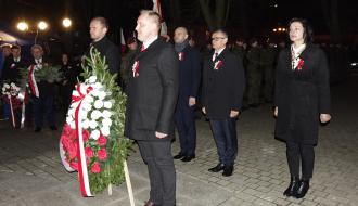 Z wieńcem pod Pomnik Pamięci zmierza delegacja samorządu Gminy Drzewica