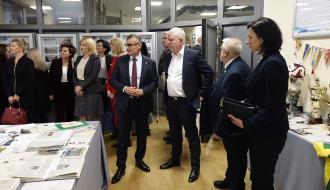 Na pierwszym planie władze samorządowe Gminy Drzewica i Wiceprezes PZPN Adam Kaźmierczak na wystawie z okazji stulecia klubu