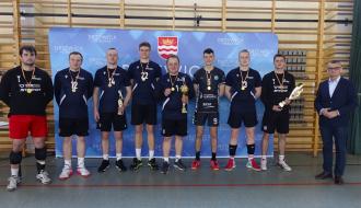 Drużyna Volley Żelazny Opoczno (pierwsze miejsce) z Burmistrzem Drzewicy Januszem Reszelewskim