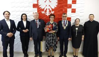 Państwo Wanda i Jan Starusowie z samorządowcami i księdzem proboszczem
