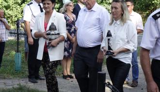 Ze zniczami pod obelisk zmierza trzyosobowa delegacja mieszkańców Zakościela