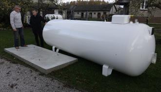 Sołtys Trzebiny Stefan Pabijanek i Burmistrz Drzewicy Janusz Reszelewski przy naziemnym zbiorniku na gaz LPG