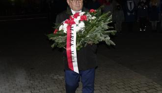Z wieńcem pod Pomnik Pamięci zmierza Wicewojewoda Łódzki Marek Mazur