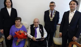 Państwo Stanisława i Wiesław Kolmagowie z samorządowcami