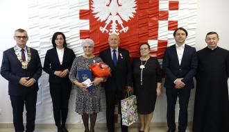 Państwo Leokadia i Mieczysław Kwietniowie z samorządowcami i księdzem proboszczem