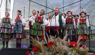 Na scenie występują ubrani w ludowe stroje opoczyńskie artyści z Zespołu Pieśni i Tańca „Drzewiczanie”.