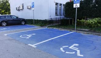 Trzy miejsca parkingowe dla niepełnosprawnych przed budynkiem Urzędu Miejskiego w Drzewicy