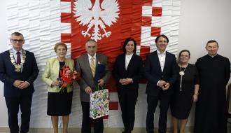 Państwo Barbara i Mieczysław Abramczykowie z samorządowcami i księdzem proboszczem