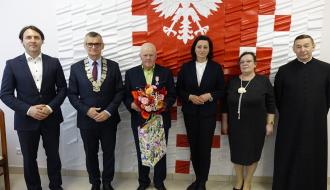 Pan Bronisław Karbownik z samorządowcami i księdzem proboszczem