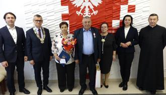 Państwo Krystyna i Stefan Wójcikowie z samorządowcami i księdzem proboszczem