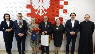 Państwo Maria i Jan Wrześniowie z samorządowcami i księdzem proboszczem