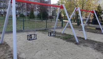 Urządzenia do zabawy na nowym placu zabaw na osiedlu Bolesława Chrobrego
