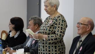 Pani Maria Wrzesień prezentuje okolicznościowy wiersz