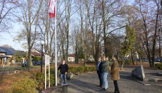 Burmistrz Drzewicy Janusz Reszelewski, Zastępca Burmistrza Drzewicy Dominik Niemirski, przedstawiciel Referatu GKBI UM w Drzewicy Jacek Pecyna oraz przedstawiciel firmy wykonawczej podczas odbioru masztu flagowego na pl. Wolności w Drzewicy
