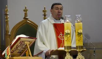 Mszę świętą w intencji Ojczyzny przy ołtarzu odprawia Proboszcz Parafii pw. Św. Łukasza w Drzewicy, ks. kan. Adam Płuciennik. 