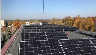 baterie solarne na dachu budynku