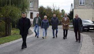 Burmistrz Drzewicy Janusz Reszelewski, Zastępca Burmistrza Drzewicy Dominik Niemirski, Radna Rady Miejskiej w Drzewicy Joanna Popis, pracownicy Urzędu Miejskiego w Drzewicy oraz przedstawiciel firmy wykonawczej podczas odbioru inwestycji