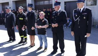 Na tle budynku OSP Drzewica stoi grupa wyróżnionych strażaków OSP Brzustowiec - pięciu druhów i jedna druhna. 