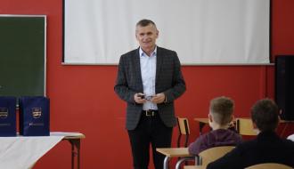 Burmistrz Drzewicy Janusz Reszelewski zabiera głos podczas podsumowania turnieju