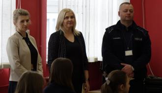 Jury konkursu w składzie: (od lewej) Dyrektor SP w Drzewicy Agnieszka Bogatek, Dyrektor ZEAS w Drzewicy Agnieszka Kwiecień oraz st. asp. Piotr Ogłoziński