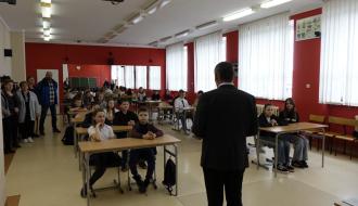 Burmistrz Drzewicy Janusz Reszelewski zabiera głos podczas podsumowania turnieju