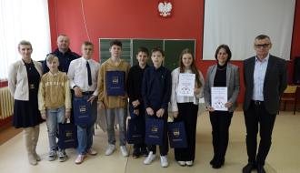 Zwycięskie drużyny z SP w Drzewicy wraz z organizatorami eliminacji