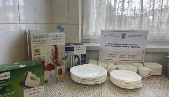 Zestaw filiżanek do kawy i herbaty, zastawę stołową, czajnik elektryczny, robot kuchenny, blender