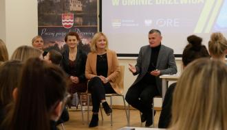 Burmistrz Drzewicy Janusz Reszelewski otwiera spotkanie. Obok członkinie zespołu projektowego (od prawej) – Dyrektor SP w Radzicach Dużych Małgorzata Wawrzyńczak-Pawul, Dyrektor SP w Brzustowcu Barbara Stolarczyk oraz Dyrektor ZEAS w Drzewicy Agnieszka Kopytowska
