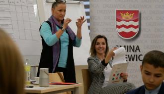 Prowadzące debatę (od lewej) – Zofia Domaradzka – Grochowalska - Psycholog, Coach i Superwizor ICC (Miedzynarodowa Izba Handlowa), Wykładowca akademicki, Psychoedukator, Trener International Values Trainer, Ekspert ds. personalnego rozwoju organizacji oraz Anna Pawełas – Skarbnik Powiatu w Węgrowie