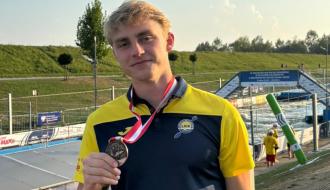 Maciej Bartos prezentuje brązowy medal