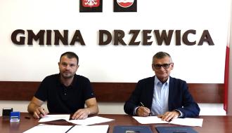  Umowę podpisują przedstawiciel wykonawcy inwestycji Dariusz Dąbrowski i Burmistrz Drzewicy Janusz Reszelewski