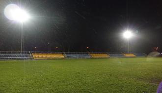 oświetlony stadion miejski nocą