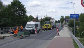 Zaparkowane maszyny budowlane na moście w Drzewicy. 